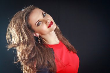 siyah bir zemin üzerine genç kız