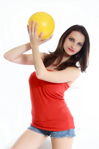 年轻的女孩，与球的白色背景上 — 图库照片