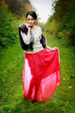 güzel kız kırmızı etek ve ormandaki kürklü yelek