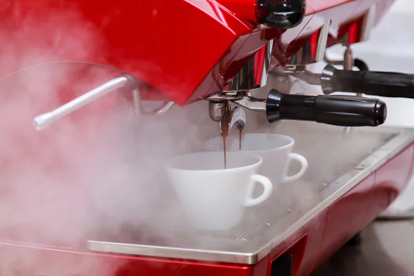Maken van koffie in de koffiemachine — Stockfoto
