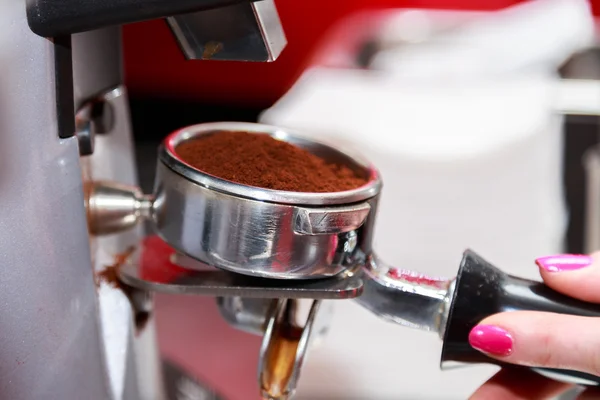 Maken van koffie — Stockfoto