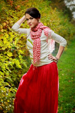 sonbahar ormanın içinde güzel bir kız