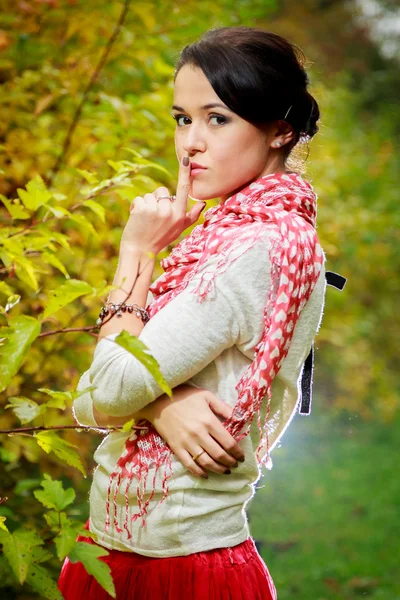 Sonbahar ormanın içinde güzel bir kız — Stok fotoğraf