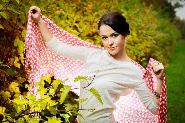 A menina bonita na floresta de outono — Fotografia de Stock