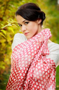 sonbahar ormanın içinde güzel bir kız