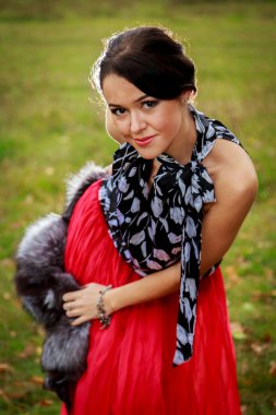 güzel kız kırmızı etek ve ormandaki kürklü yelek