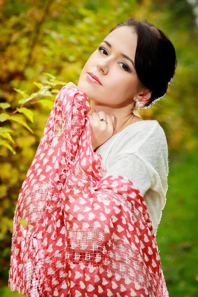 La hermosa chica en el bosque de otoño —  Fotos de Stock