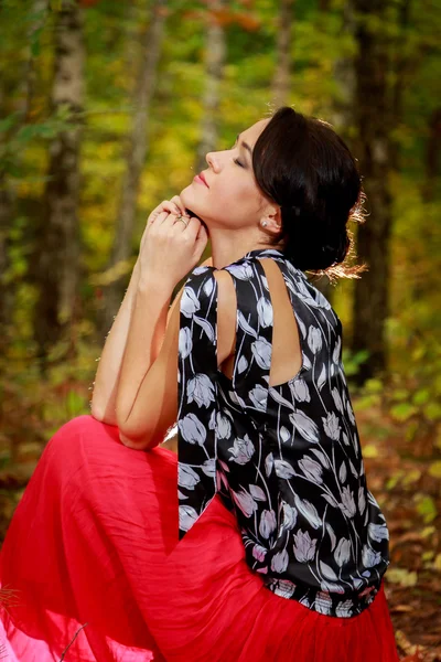 La hermosa chica en el bosque de otoño — Foto de Stock