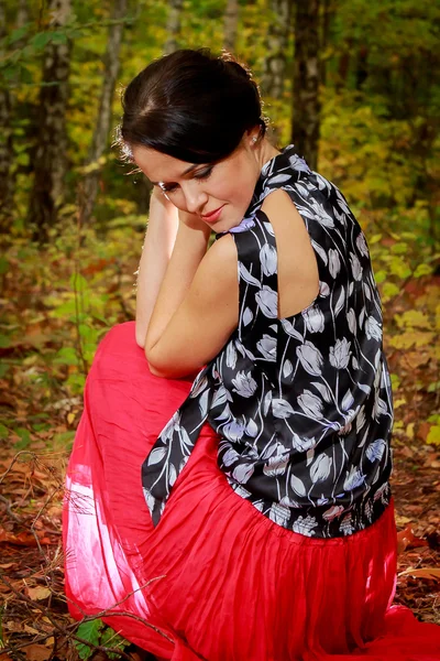 La hermosa chica en el bosque de otoño — Foto de Stock