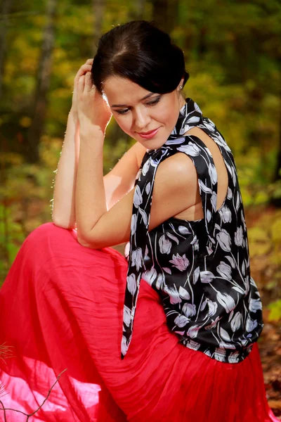 La hermosa chica en el bosque de otoño — Foto de Stock