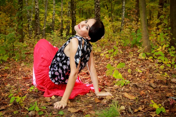 A menina bonita na floresta de outono — Fotografia de Stock