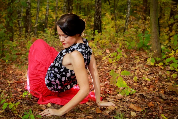 La hermosa chica en el bosque de otoño — Foto de Stock