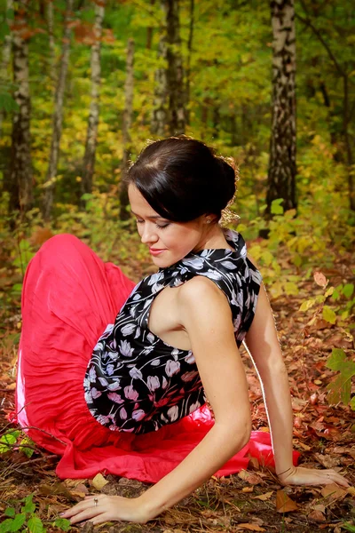 La hermosa chica en el bosque de otoño — Foto de Stock