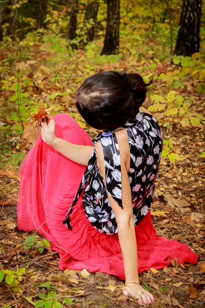 Das schöne Mädchen im herbstlichen Wald — Stockfoto