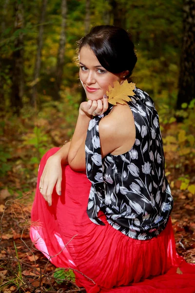 La hermosa chica en el bosque de otoño — Foto de Stock