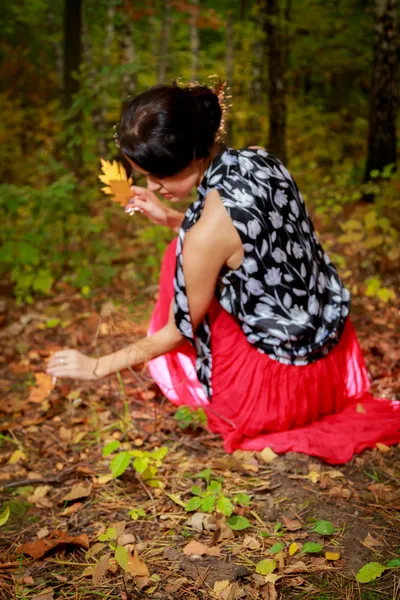 La belle fille dans la forêt d'automne — Photo