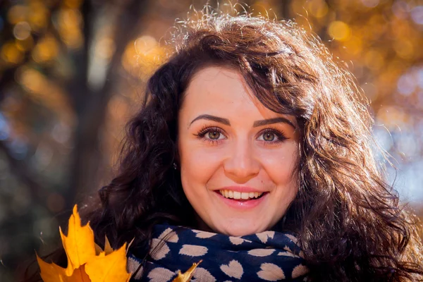 Smiling girl in the autumn park — Stock Photo, Image