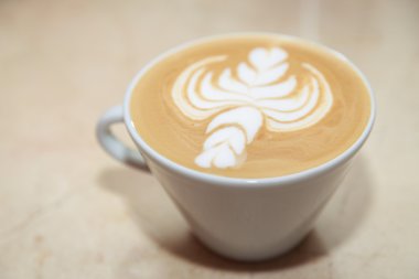 Kahve fincanı masada.