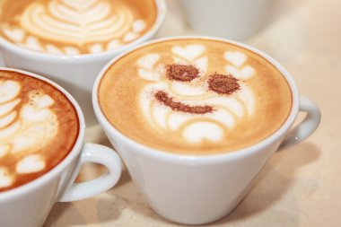 cappucino gülümseme ile