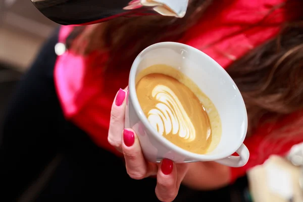 Nahaufnahme von Hand hält Cappuccino-Tasse — Stockfoto