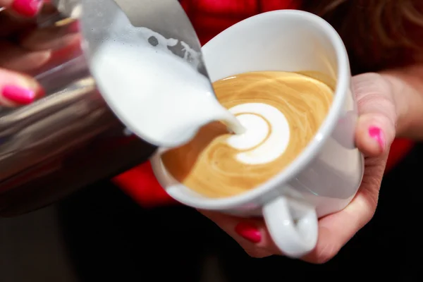Handen maken cappuccino — Stockfoto