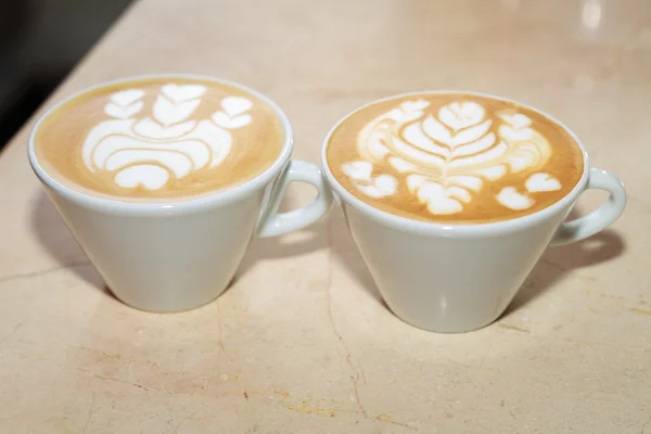 Cappuccino cups op tafel — Stockfoto