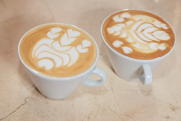Cappuccino cups op tafel — Stockfoto