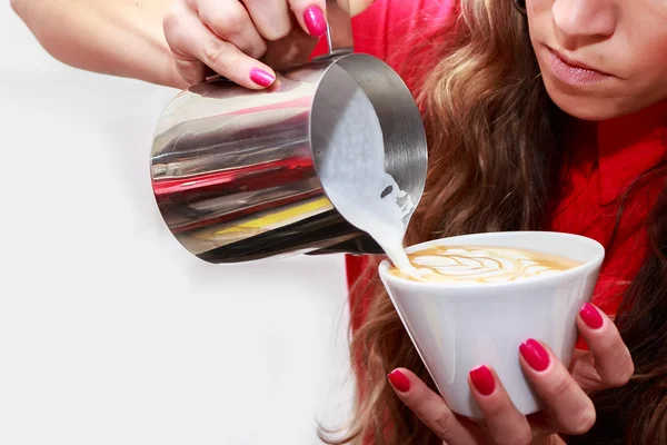 Žena dělat cappucino — Stock fotografie