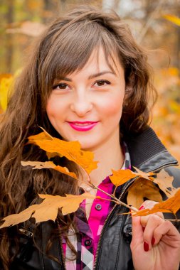 yaprak ile gülümseyen kız