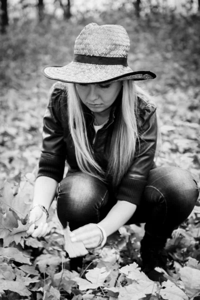 Girl in het najaar van — Stockfoto