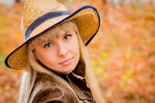 Young girl in straw hat — Stock Photo, Image