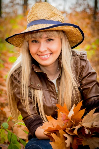 Lächelndes Mädchen mit Strohhut — Stockfoto