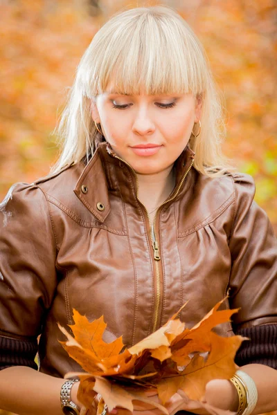 Mulher loira com folhas de outono — Fotografia de Stock