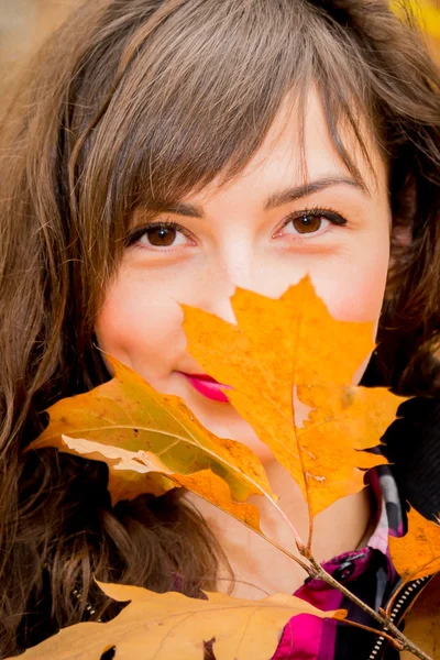 Menina bonita com folha — Fotografia de Stock