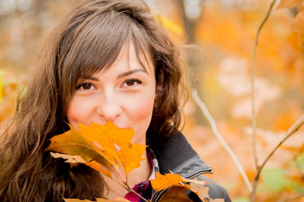 Vacker flicka med blad — Stockfoto