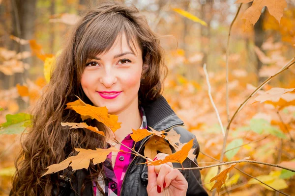 Pretty girl in autumn — Stock Photo, Image