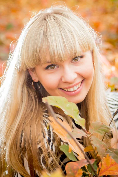 Lächelnde Herbstfrau — Stockfoto