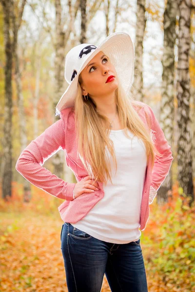 Vrouw in herfstpark — Stockfoto