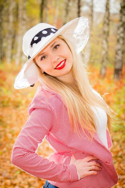 Loira sorridente de chapéu — Fotografia de Stock