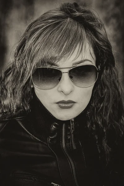 Black and white girl in sunglasses — Stock Photo, Image