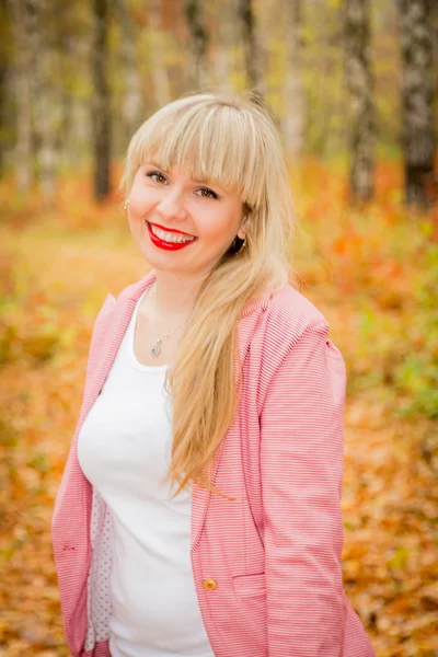 Smiling blonde in autumn — Stock Photo, Image