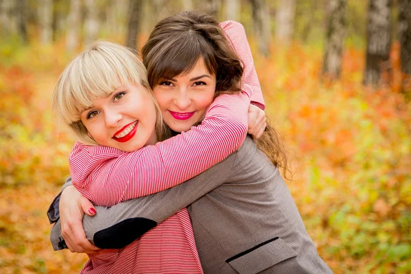 Jonge meisjes in de herfst park — Stockfoto