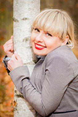 çekici kadın kucaklama ağaç