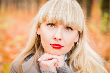 Güzel sarışın kız.