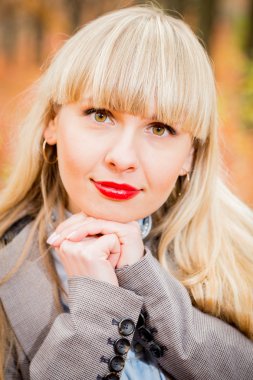 sarışın kız gülümseyerek