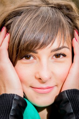 gülümseyen kız başını tutan