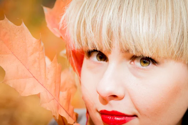 Chica joven sosteniendo hoja de otoño —  Fotos de Stock