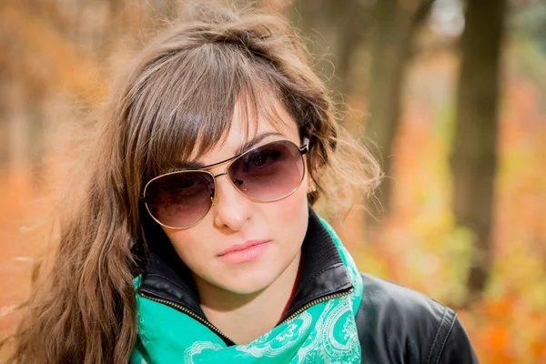 Vážná dívka, která nosí šátek a sluneční brýle — Stock fotografie