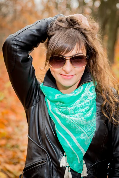 Menina sorridente usando cachecol e óculos de sol — Fotografia de Stock