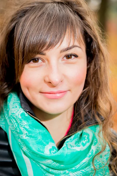 Chica sonriente en bufanda azul — Foto de Stock